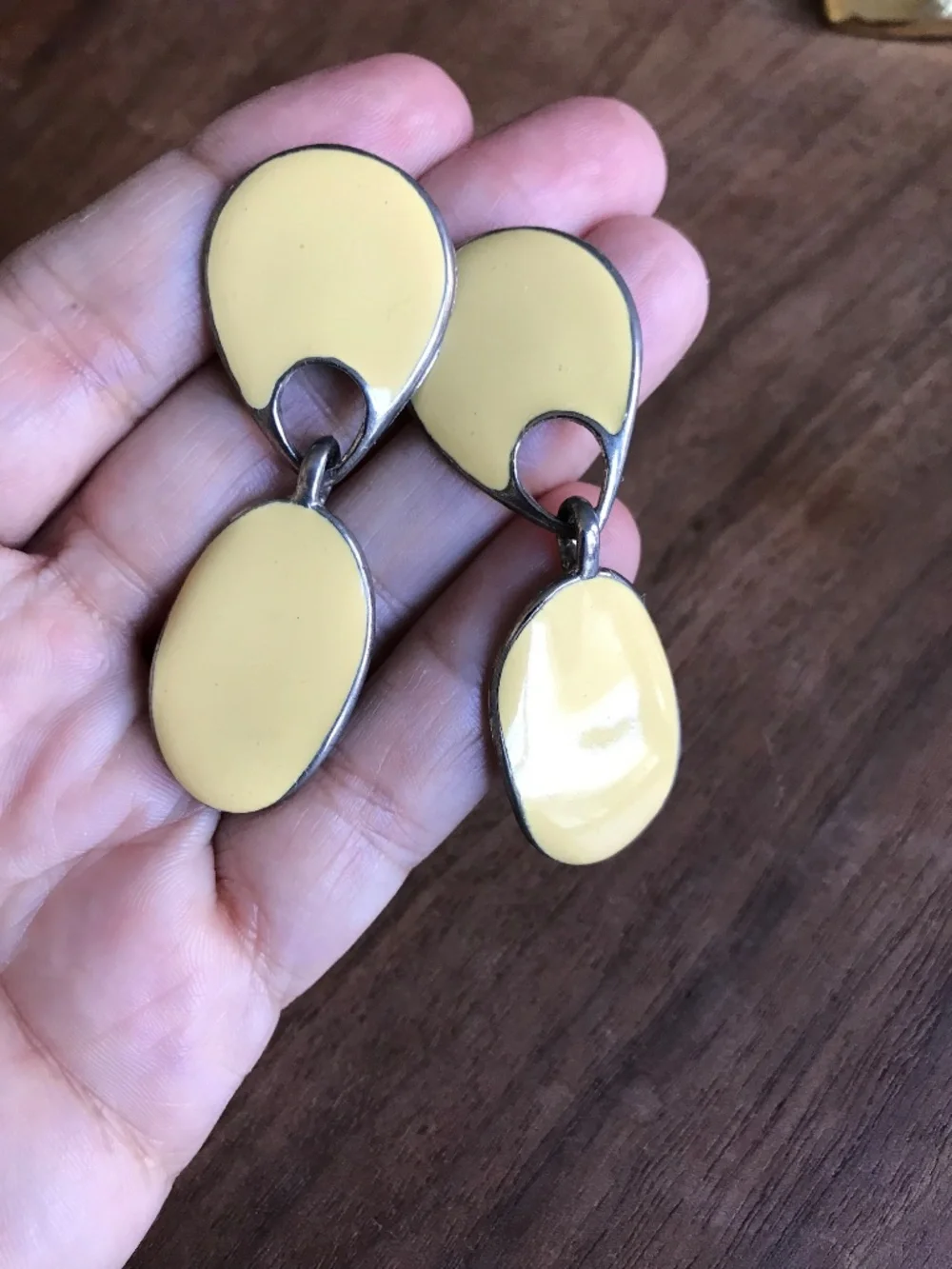 Vintage Gold-Tone Cream Enamel Dangle Earrings Pierced 80s Statement‎